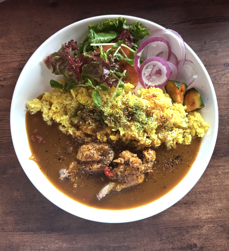 AOHAの落ち着いた店内：益田市での特別なランチタイムに